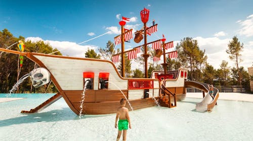 Santa Marina Camping - Obiteljsko ljeto, Poreč, Istra, Hrvatska - 760 EUR - 5x noćenje u Premium Comfort mobilnoj kućici za do 4 osobe (2 djece do 11,99 godina besplatno), Posteljina i ručnici