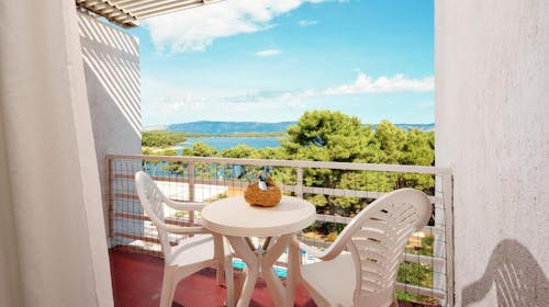 Hotel Hvar - All inclusive kraj ljeta na Hvaru, Jelsa, otok Hvar, Dalmacija, Hrvatska - 456 EUR - 3x noćenje u Comfort dvokrevetnoj sobi s pomoćnim ležajem i balkonom (morska strana) za 2 osobe (1. dijete do 11,99 godina i 2. dijete do 2,99 godina besplatno), All Inclusive s uključenim pićem uz obroke