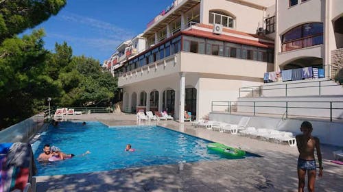 Hotel Zagreb Karlobag - Akcijska cena za ljeto s polupansionom - Soba s balkonom, Karlobag, Hrvatska - 969 EUR - 7x noćenje u dvokrevetnoj sobi s balkonom za 2 osobe (1. dijete do 11,99 godina besplatno i 2. dijete do 0,99 godina besplatno), Polupansion