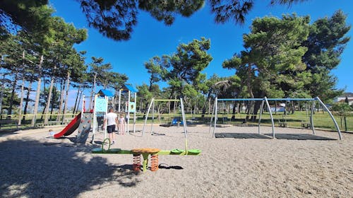 Auramar Pansion - Obiteljsko ljeto u Dalmaciji, Sabunike, Privlaka, Dalmacija, Hrvatska - 1.569 EUR - 7x noćenje u Family sobi za 2 osobe (2 djece do 14,99 godina i 1 dijete do 5 godina besplatno), Polupansion