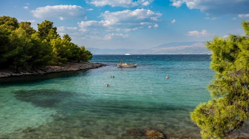 Aminess Vival Velaris Resort - Obiteljsko ljeto na Braču, Supetar, otok Brač, Dalmacija, Hrvatska - 913 EUR - 4x noćenje u dvokrevetnoj Superior sobi s balkonom (pogled park) za 2 osobe (1 dijete do 9,99 godina besplatno), Polupansion