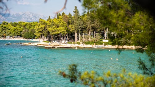 Aminess Vival Velaris Resort - Obiteljsko ljeto na Braču, Supetar, otok Brač, Dalmacija, Hrvatska - 1.214 EUR - 4x noćenje u dvokrevetnoj Superior sobi s balkonom (pogled park) za 2 osobe (1 dijete do 9,99 godina besplatno), Polupansion