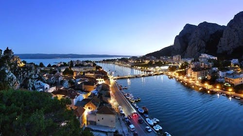 Kamp Almissa - Odmor u Dalmaciji - Mobilna kućica Adria Superior, Omiš, Dalmacija, Hrvatska - 709 EUR - 3x noćenje u mobilnoj kućici Adria Superior 4+1 (C2 zona, zadnji red) za do 5 osoba (4 odrasle osobe i 1 dijete do 11,99 godina), Korištenje posteljine i ručnika