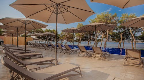 Villas Arausana & Antonina - Ljeto uz more, Vodice, Dalmacija, Hrvatska - 1.259 EUR - 5x noćenje u dvokrevetnoj sobi s balkonom (morska strana) za 2 osobe (1 dijete do 11,99 godina i 2. dijete do 2,99 godina besplatno), Polupansion
