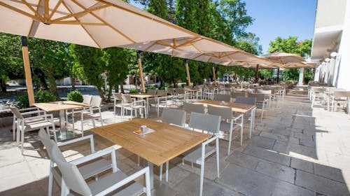 Hotel Onogošt - Doživite ljepote Nikšića, Nikšić, Crna Gora - 178 EUR - 2x noćenje u Deluxe dvokrevetnoj sobi s odvojenim ili spojenim king krevetom i pogledom na grad za 2 osobe, Doručak