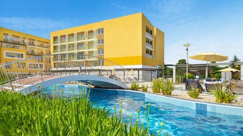 Residence Garden Istra Plava Laguna - Obiteljski kraj ljeta u Istri, Umag, Istra, Hrvatska - 515 EUR - 3x noćenje u Classic sobi s balkonom (pogled park) za 2 osobe (1 dijete do 11,99 godina besplatno), Polupansion