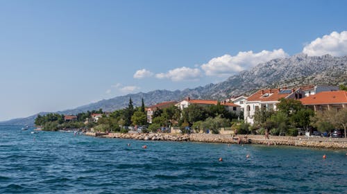 Hotel Riviera - Bijeg u srce prirode i jadranske obale, Starigrad, Paklenica, Dalmacija, Hrvatska - 379 EUR - 5x noćenje u trokrevetnoj sobi za do 3 osobe (3 odrasle osobe ili 2 odrasle i 1 dijete besplatno), Doručak