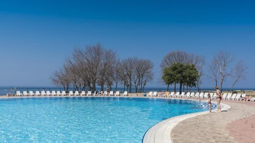 Apartmani Polynesia Plava Laguna - Odmor u Istri uz polupansion, Umag, Istra, Hrvatska - 296 EUR - 2x noćenje u Studio Economy apartmanu 2+1 strana park za 2 osobe (dijete do 4,99 godina besplatno), Polupansion (doručak i večera)