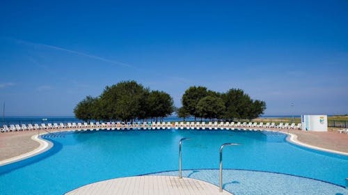 Apartments Katoro Plava Laguna - Ljeto s polupansionom, Umag, Istra, Hrvatska - 404 EUR - 2x noćenje u Classic apartmanu 2+2 za 4 osobe (2 djece do 4,99 godina besplatno), Polupansion (doručak i večera)