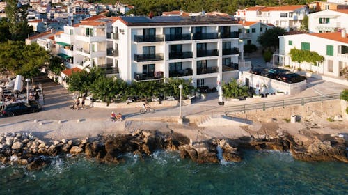 Villa Marello - Obiteljsko ljeto na Makarskoj rivijeri, Promajna, Makarska rivijera, Dalmacija, Hrvatska - 444 EUR - 2x noćenje u dvokrevetnoj Deluxe sobi za 2 osobe (1 dijete do 14 godina besplatno), Buffet doručak
