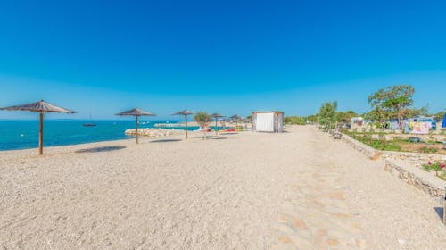 Terra Park Phalaris - Obiteljsko ljeto u savršenom kampu - Pinus Holiday Home s bazenom, Novalja, Pag, Dalmacija, Hrvatska - 3.047 EUR - 7x noćenje u Pinus Holiday Home s privatnim bazenom za do 5 osoba (4 odrasle osobe i 1 dijete do 11,99 godina), Korištenje privatnog grijanog bazena