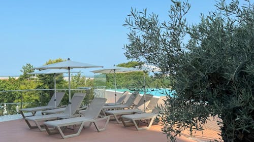 Hotel Omorika - Obiteljsko ljeto s punim pansionom, Crikvenica, Hrvatska - 1.089 EUR - 3x noćenje u dvokrevetnoj Superior sobi s balkonom i dva dodatna ležaja (morska strana) za 2 osobe (2 djece do 11,99 godina besplatno), Puni pansion