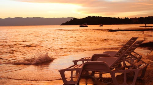 Pansion Delfin - Obiteljsko ljeto na Krku - Akcijska ponuda, Omišalj, otok Krk, Hrvatska - 465 EUR - 3x noćenje u Standard sobi za 2 osobe (2 djece do 11,99 godina besplatno), Polupansion (buffet doručak i večera)