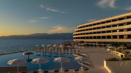 Grand Hotel View - Romantično ljeto na Braču, Otok Brač, Dalmacija, Hrvatska - 1.415 EUR - 5x noćenje u dvokrevetnoj Superior sobi s balkonom (bočni pogled na more) za 2 osobe, Polupansion