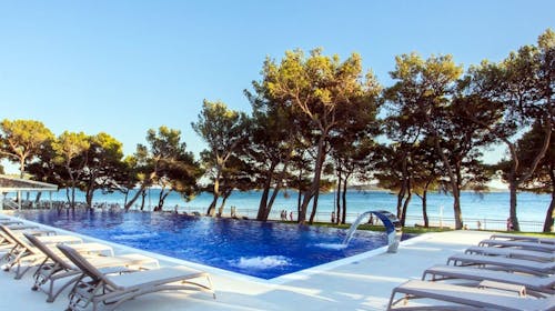 Villas Arausana & Antonina - Ljeto uz more - Posebna akcijska cijena, Vodice, Dalmacija, Hrvatska - 1.070 EUR - 5x noćenje u dvokrevetnoj sobi s pomoćnim ležajem i balkonom (morska strana) za 2 osobe (1 dijete do 11,99 godina i 2. dijete do 2,99 godina besplatno), Polupansion