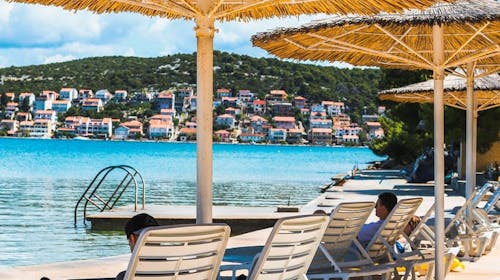 Hotel Borovnik - Obiteljsko ljeto u Dalmaciji - Standard soba, Tisno, otok Murter, Dalmacija, Hrvatska - 896 EUR - 4x noćenje u dvokrevetnoj Standard sobi za 2 osobe (1 dijete do 6,99 godina i 1 dijete do 1,99 godina besplatno), Polupansion