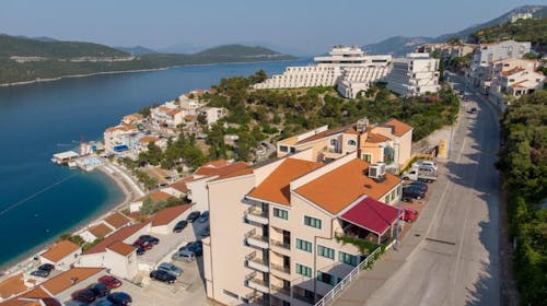 Hotel Adria - Ljetni odmor u Neumu, Neum, Bosna i Hercegovina - 460 EUR - 3x noćenje u trokrevetnoj sobi za 3 osobe (dijete do 7 godina besplatno), Polupanison