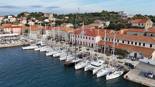 Jedriličarski aranžmani - Privatna jedriličarska avantura s profesionalnim skipperom, Biograd na Moru, Hrvatska - 3.203 EUR - 7-dnevni najam cijelog plovila za 2 osobe, Profesionalni skipper