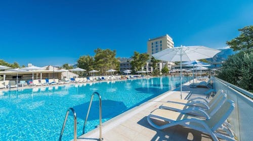 Bluesun Holiday Village Alan - Obiteljsko ljeto s punim pansionom u sjevernoj Dalmaciji, Starigrad Paklenica, Dalmacija, Hrvatska - 1.197 EUR - 3x noćenje u obiteljskoj sobi s balkonom za 2 osobe (2 djece do 13,99 godina besplatno), Puni pansion