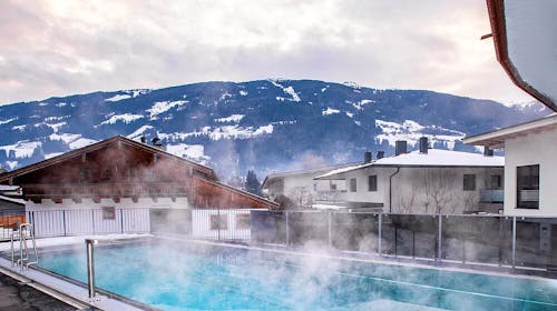 Hotel Zum Pinzger - Autentičan alpski odmor u Tirolu, Stumm im Zillertal, Austrija - 386 EUR - 2x noćenje u Superior dvokrevetnoj sobi s balkonom i dodatnim ležajem (2+2) za 2 osobe (1 dijete do 11,99 godina boravi besplatno), Polupansion (bogat buffet doručak i večera u 4 slijeda s vegetarijanskim opcijama, uključujući salatni buffet)