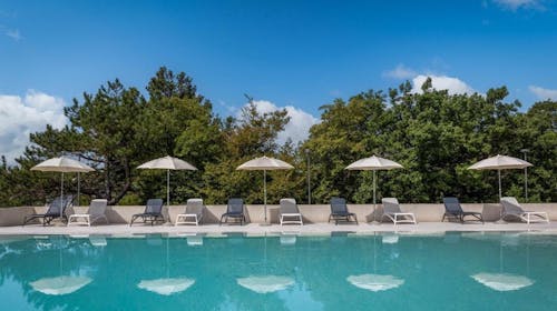 Holiday Resort Ad Turres - Last minute ljeto u Crikvenici - Posebna akcija, Crikvenica, Hrvatska - 1.159 EUR - 7x noćenje u Standard dvokrevetnoj sobi s balkonom (morska strana) za 2 osobe (1 dijete do 11,99 godina besplatno), Polupansion