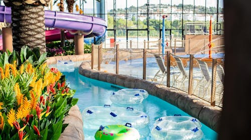 Amadria Park Hotel Jakov - Bogati paket zabave s uključenim ulazom u Aquapark, Šibenik, Dalmacija, Hrvatska - 717 EUR - 2x noćenje u obiteljskoj sobi pogled dvorište/park s francuskim balkonom za 2 osobe (2 djece do 11,99 godina besplatno), Polupansion
