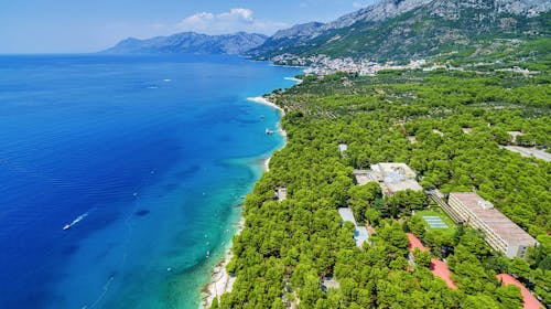 Alemaris Resort - Jesen u obnovljenom hotelu za velike obitelji, Baška Voda, Makarska rivijera, Hrvatska - 463 EUR - 3x noćenje u Standard obiteljskoj sobi s balkonom na morskoj strani (2 povezane sobe) za 4 osobe (2 djece do 11,99 godina besplatno), Polupansion (buffet doručak i večera)