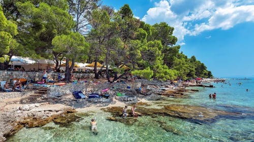 Alemaris Resort - Kraj ljeta u obnovljenom hotelu za velike obitelji, Baška Voda, Makarska rivijera, Hrvatska - 669 EUR - 3x noćenje u Standard obiteljskoj sobi s balkonom na morskoj strani (2 povezane sobe) za 4 osobe (2 djece do 11,99 godina besplatno), Polupansion (buffet doručak i večera)