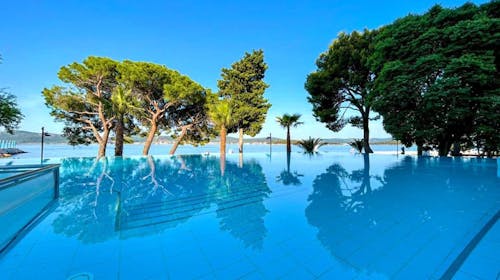 Ilirija Resort - Hotel Kornati - Zabavno ljeto s punim pansionom - Posebna akcijska cijena, Biograd na Moru, Hrvatska - 899 EUR - 5x noćenje u dvokrevetnoj Comfort plus sobi za 2 osobe (1 dijete do 12 godina i 1 dijete do 7 godina besplatno), Puni pansion