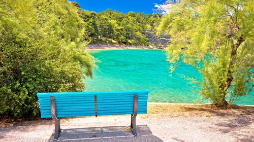 Hoteli Omišalj - Depandansa Primorka - Ljeto na Krku, Omišalj, Hrvatska - 492 EUR - 5x noćenje u dvokrevetnoj sobi za 2 osobe (1. dijete do 7,99 godina besplatno), Polupansion (buffet doručak i buffet večera s uključenim bezalkoholnim pićem)