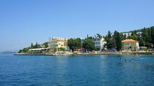 Hoteli Omišalj - Depandansa Primorka - Ljeto na Krku, Omišalj, Hrvatska - 688 EUR - 7x noćenje u dvokrevetnoj sobi za 2 osobe (1. dijete do 7,99 godina besplatno), Polupansion (buffet doručak i buffet večera s uključenim bezalkoholnim pićem)