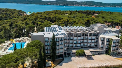 Family Hotel Adria - Obiteljsko all inclusive ljeto u Dalmaciji, Biograd na Moru, Hrvatska - 2.536 EUR - 7x noćenje u dvokrevetnoj Comfort sobi s balkonom i pomoćnim ležajem za 2 osobe (1 dijete do 11,99 godina i dijete do 2,99 godina besplatno), All inclusive