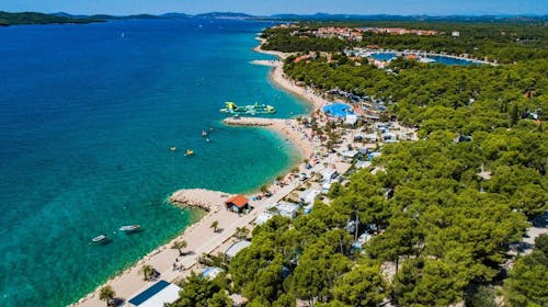 Amadria Park Camping Šibenik - Ljeto u Solarisu - Standard mobilna kućica, Šibenik, Hrvatska - 648 EUR - 2x noćenje u Standard mobilnoj kućici za do 6 osoba (4 odrasle osobe i 2 djece do 11,99 godina besplatno), Piće dobrodošlice prilikom prijave