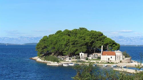 Hotel Luka - Last minute ljetni odmor kao nekada u srcu slikovite Dalmacije, Luka, Hrvatska - 612 EUR - 4x noćenje u dvokrevetnoj sobi za 2 osobe (1 dijete do 11,99 godina besplatno), Polupansion