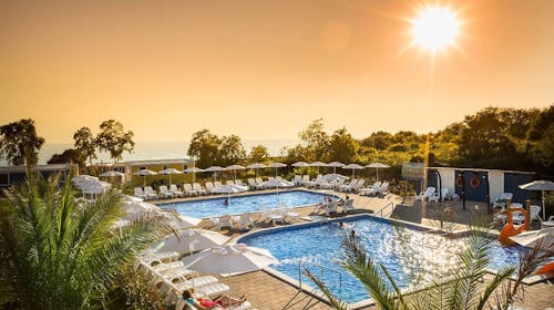 Aminess Planet Camping Maravea Resort - Last minute ljeto u prekrasnom kampu, Novigrad, Hrvatska - 1.709 EUR - 6x noćenje u Maravea Premium Holiday Home za do 6 osoba (4 odrasle osobe i 2 djece do 11,99 godina ili 5 odraslih osoba), Korištenje bazena, ležaljki i suncobrana unutar rezervirane cone