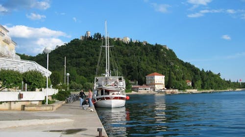 Hoteli Omišalj - Depandansa Primorka - Ultra last minute ljeto na Krku, Omišalj, Hrvatska - 336 EUR - 3x noćenje u dvokrevetnoj sobi za 2 osobe (1. dijete do 7,99 godina besplatno), Polupansion (buffet doručak i buffet večera s uključenim bezalkoholnim pićem)