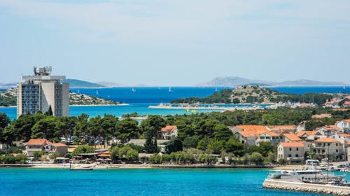 Hotel Punta Vodice - Obiteljsko all inclusive light ljeto s daškom wellnessa, Vodice, Dalmacija, Hrvatska - 755 EUR - 3x noćenje u dvokrevetnoj Standard sobi s balkonom morska strana za 2 osobe (1 dijete do 11,99 godina i 2. dijete do 2,99 godina besplatno), All inclusive light