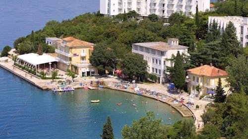 Hoteli Omišalj - Hotel Adriatic - Ljeto na Krku, Omišalj, Hrvatska - 644 EUR - 7x noćenje u dvokrevetnoj sobi za 2 osobe (1. dijete do 7,99 godina besplatno), Polupansion (buffet doručak i buffet večera s uključenim bezalkoholnim pićem)