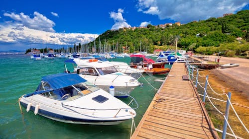Hoteli Omišalj - Depandansa Primorka - Ljeto na Krku, Omišalj, Hrvatska - 276 EUR - 3x noćenje u dvokrevetnoj sobi za 2 osobe (1. dijete do 7,99 godina besplatno), Polupansion (buffet doručak i buffet večera s uključenim bezalkoholnim pićem)