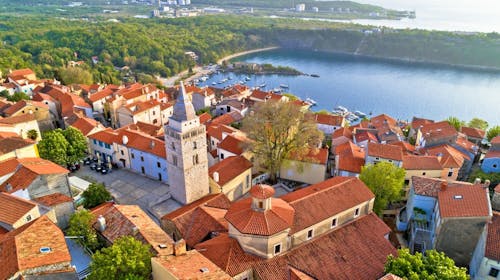 Hoteli Omišalj - Depandansa Primorka - Ljeto na Krku, Omišalj, Hrvatska - 460 EUR - 5x noćenje u dvokrevetnoj sobi za 2 osobe (1. dijete do 7,99 godina besplatno), Polupansion (buffet doručak i buffet večera s uključenim bezalkoholnim pićem)
