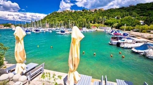 Hoteli Omišalj - Depandansa Primorka - Ljeto na Krku, Omišalj, Hrvatska - 644 EUR - 7x noćenje u dvokrevetnoj sobi za 2 osobe (1. dijete do 7,99 godina besplatno), Polupansion (buffet doručak i buffet večera s uključenim bezalkoholnim pićem)