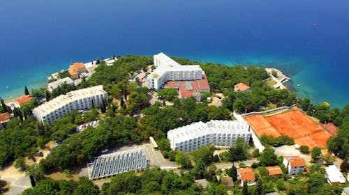 Hoteli Omišalj - Depandansa Marina - Ljeto na Krku, Omišalj, Hrvatska - 410 EUR - 5x noćenje u dvokrevetnoj sobi za 2 osobe (1. dijete do 7,99 godina besplatno), Polupansion (buffet doručak i buffet večera s uključenim bezalkoholnim pićem)