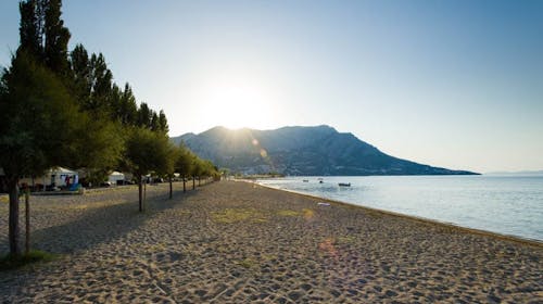 Kamp Almissa - Odmor u Dalmaciji - Mobilna kućica Adria Superior, Omiš, Hrvatska - 122 EUR - 2x noćenje u mobilnoj kućici Adria Superior 4+1 (C2 zona, zadnji red) za do 5 osoba (4 odrasle osobe i 1 dijete do 11,99 godina), Korištenje posteljine i ručnika