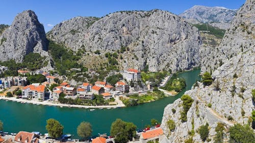 Kamp Almissa - Odmor u Dalmaciji - Mobilna kućica Adria Superior - Posebna akcija, Omiš, Hrvatska - 138 EUR - 2x noćenje u mobilnoj kućici Adria Superior 4+1 (C2 zona, zadnji red) za do 5 osoba (4 odrasle osobe i 1 dijete do 11,99 godina), Korištenje posteljine i ručnika