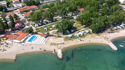 Kamp Almissa - Odmor u Dalmaciji - Mobilna kućica Adria Superior - Posebna akcija, Omiš, Hrvatska - 748 EUR - 3x noćenje u mobilnoj kućici Adria Superior 4+1 (C2 zona, zadnji red) za do 5 osoba (4 odrasle osobe i 1 dijete do 11,99 godina), Korištenje posteljine i ručnika