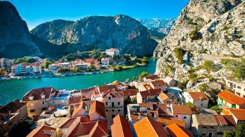 Kamp Almissa - Odmor u Dalmaciji - Mobilna kućica Adria Superior - Posebna akcija, Omiš, Hrvatska - 1.746 EUR - 7x noćenje u mobilnoj kućici Adria Superior 4+1 (C2 zona, zadnji red) za do 5 osoba (4 odrasle osobe i 1 dijete do 11,99 godina), Korištenje posteljine i ručnika