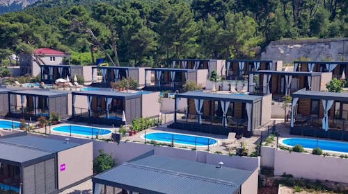 Park Villas by Morenia - All inclusive odmor u Deluxe kamping vili s privatnim bazenom, Podaca, Hrvatska - 1.386 EUR - 2x noćenje u kamping vili s privatnim grijanim bazenom za do 6 osoba (max. 4 odrasle osobe i 2 djece do 11,99 godina), All inclusive