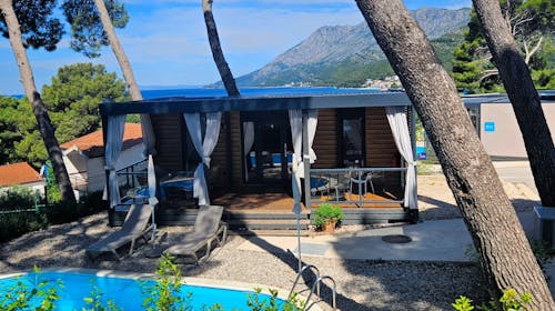 Park Villas by Morenia - Najam Deluxe kamping vile s privatnim bazenom, Podaca, Hrvatska - 2.700 EUR - 5x noćenje u kamping vili s privatnim grijanim bazenom za do 6 osoba (max. 4 odrasle osobe i 2 djece do 11,99 godina), Korištenje hotelskih grijanih vanjskih bazena