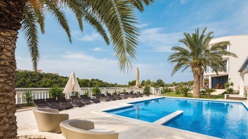 Resort Perla - Hotel Perla - Kolovoz u Dalmaciji, Rogoznica, Hrvatska - 460 EUR - 2x noćenje u Standard sobi s balkonom i djelomičnim pogledom na more za 2 osobe, Polupansion (buffet doručak i večera)