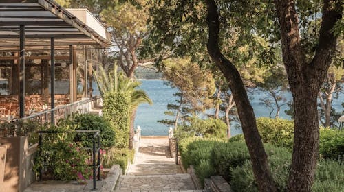 Aminess Senses Hvar Resort - Obiteljski ljetni all inclusive light na Hvaru - Posebna akcija, Vrboska, Hrvatska - 999 EUR - 5x noćenje u dvokrevetnoj Superior sobi s balkonom za 2 osobe (1 dijete do 9,99 godina besplatno), All inclusive light